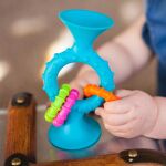 Fat Brain chrastítko pipSquiz Loops modré 13 cm