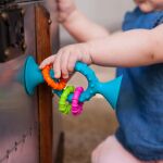 Fat Brain chrastítko pipSquiz Loops modré 13 cm