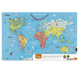 Dřevěná mapa světa s tabulí v českém jazyce