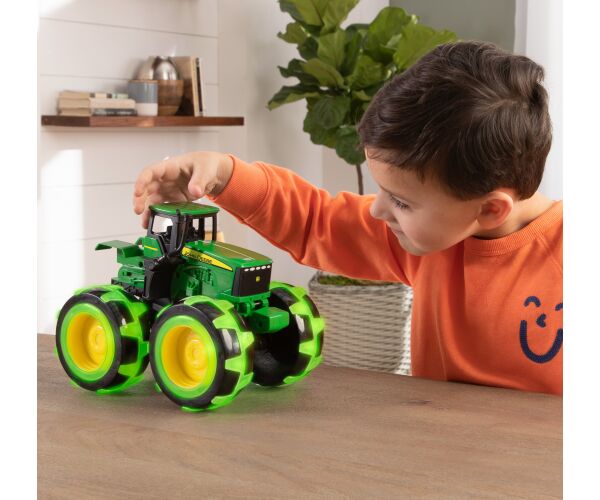 JD Kids Monster Treads John Deere traktor svítící kola 23 cm